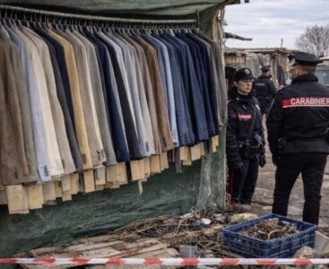Giugliano, blitz nel campo Rom: sequestrati abiti di alta moda per 50mila euro e 5 veicoli senza assicurazione
