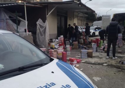 Blitz a San Pietro a Patierno: case occupate, allacci abusivi e 2mila scarpe di alta moda sequestrate