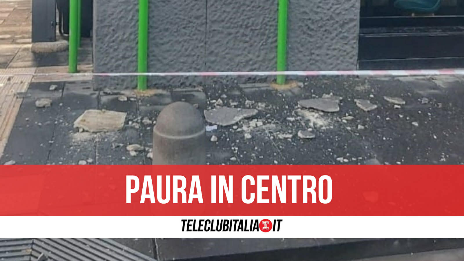 napoli crollano frammenti da un edificio di piazza trieste e trento ferite due donne da Teleclubitalia.it napoli crollano frammenti da un edificio di piazza trieste e trento ferite due donne