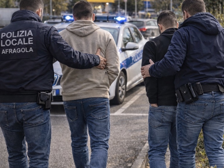 Afragola, atti osceni davanti al centro commerciale: coppia denunciata dalla Polizia Locale