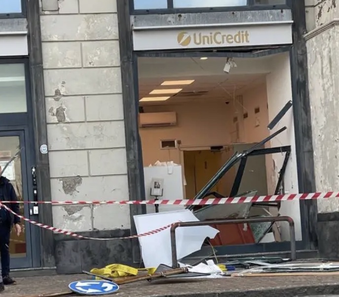 Pozzuoli, assalto all’Unicredit di Piazza Capomazza: ladri in fuga con 300mila euro