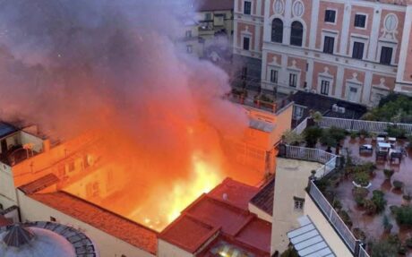 Notte di fuoco a Chiaia, incendio al teatro Sannazaro di Napoli: in fiamme la cupola