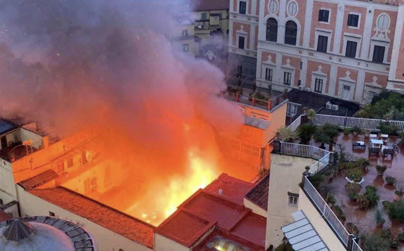 Notte di fuoco a Chiaia, incendio al teatro Sannazaro di Napoli: in fiamme la cupola
