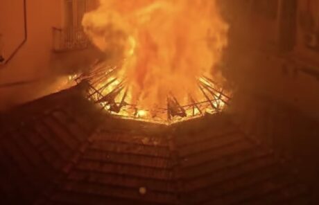 Incendio al Teatro Sannazaro di Napoli, struttura distrutta: “Danni ingenti, resta poco del teatro”