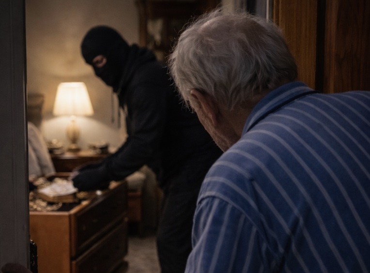 Notte di terrore a Ischia: 82enne svegliato dai rumori, ladro lo chiude in stanza e fugge con oro e gioielli