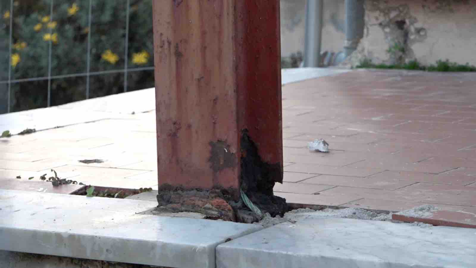 I lotti di Monteruscello, degrado ed esasperazione dei residenti. Condizioni disastrose dei fabbricati e delle case all'interno. Muffa e strutture fortemente danneggiate mettono rischio l'incolumità delle persone. 