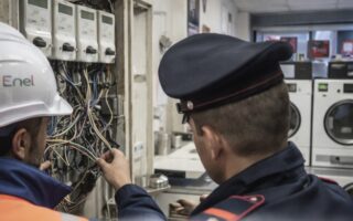 Furto di energia a Napoli: pizzeria, parrucchiere, lavanderia e case alimentati con allacci illegali