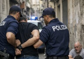 Napoli, lite violenta in strada: accoltella padre e figlio, arrestato 63enne