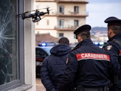 Napoli, perseguita l’ex con un drone sotto il balcone: 28enne arrestato per stalking