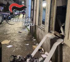Napoli. Bancomat fatto esplodere, strade bloccate con auto e chiodi: caccia alla banda