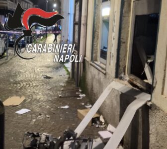 Napoli. Bancomat fatto esplodere, strade bloccate con auto e chiodi: caccia alla banda