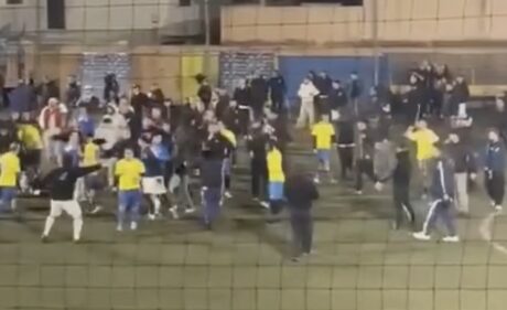 Maxi rissa alla finale della Naples League: partita sospesa, calciatore in barella