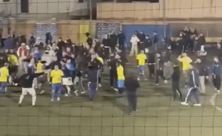 Maxi rissa alla finale della Naples League: partita sospesa, calciatore in barella