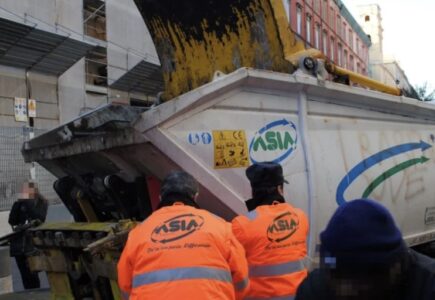 Napoli, grave incidente in via Marina: auto impazzita travolge operatori Asìa: ipotesi gara clandestina