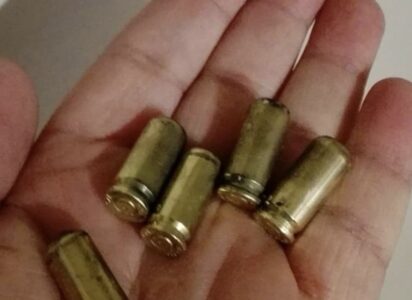 Tragedia sfiorata a Napoli: spri nella notte, proiettili finisco nel soffitto di una 32enne