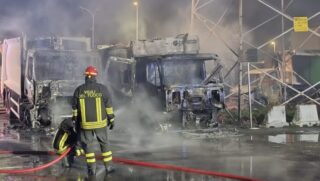 Orta di Atella. Incendio in un deposito di mezzi per raccolta rifiuti: 7 camion distrutti