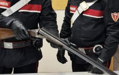 Benevento, guardia giurata spara alla moglie con il fucile: 30enne in gravissime condizioni