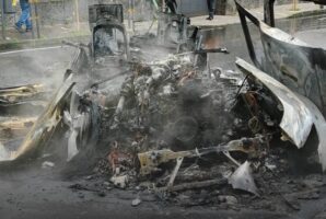 Auto ibrida in fiamme a Portici: Defender divorata dal rogo. Salvato il conducente