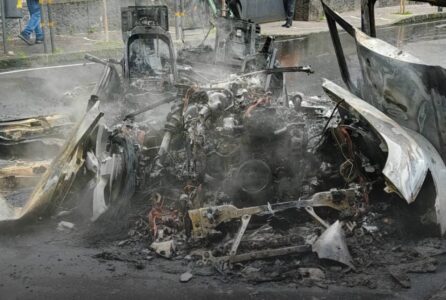 Auto ibrida in fiamme a Portici: Defender divorata dal rogo. Salvato il conducente