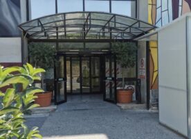 Pozzuoli, paziente muore in ospedale: parenti aggrediscono il primario di Chirurgia