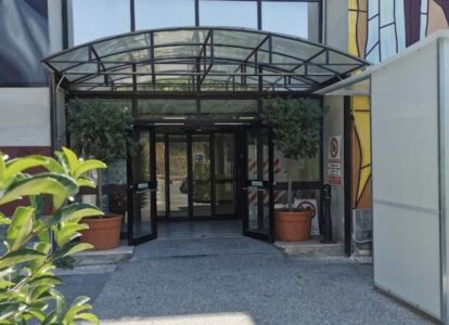 Pozzuoli, paziente muore in ospedale: parenti aggrediscono il primario di Chirurgia
