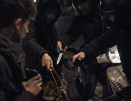 Rapina a Qualiano: minorenni minacciati con coltello e derubati di telefoni e borsa