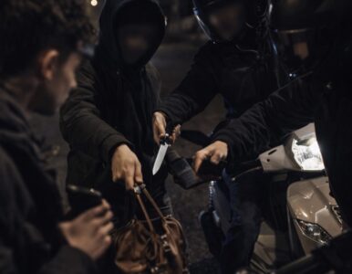 Rapina a Qualiano: minorenni minacciati con coltello e derubati di telefoni e borsa