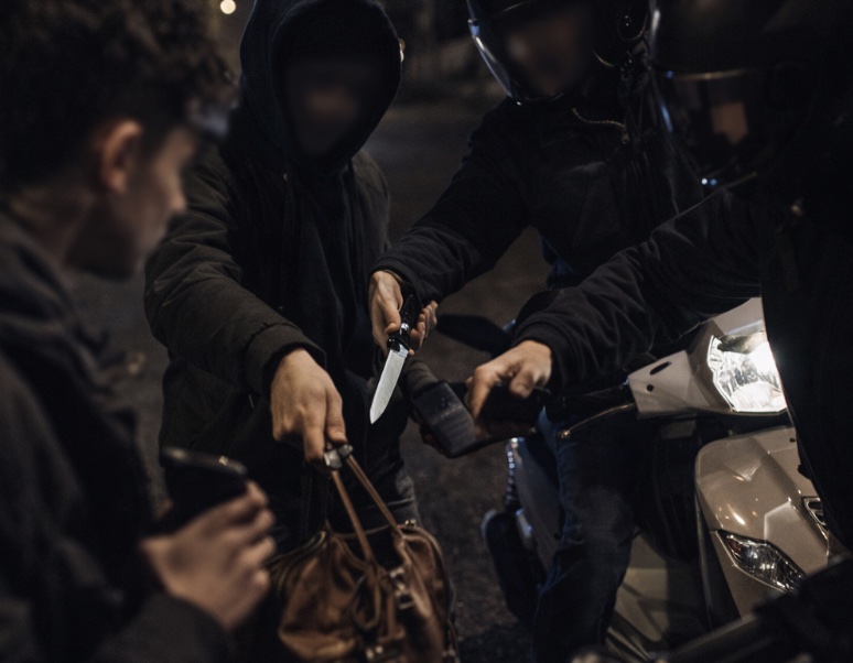 Rapina a Qualiano: minorenni minacciati con coltello e derubati di telefoni e borsa