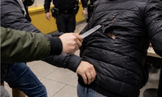 Tragedia sfiorata a Napoli: rissa tra ragazzi al McDonald’s, uno estrae un coltello