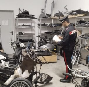 Officina abusiva sotto un condominio: maxi sequestro a San Prisco, tre denunciati per reati ambientali