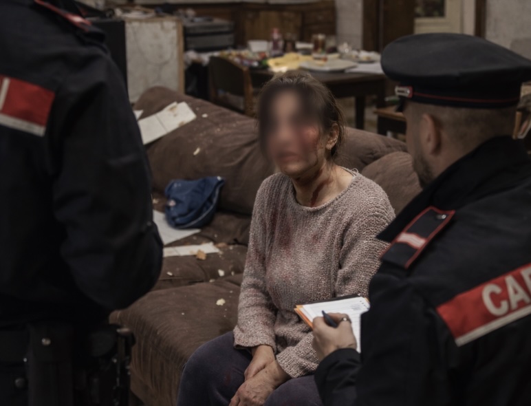 Sant’Antimo, picchia la moglie e si barrica in casa: 54enne arrestato