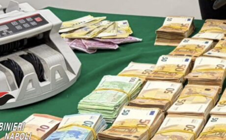 Soldi sottovuoto e nascosti nel muro: scoperti 852mila euro in un appartamento a Sant’Antonio Abate