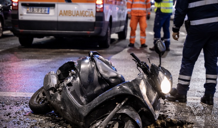 Napoli, scooter finisce in una voragine a Fuorigrotta: 40enne ferito, gamba fratturata