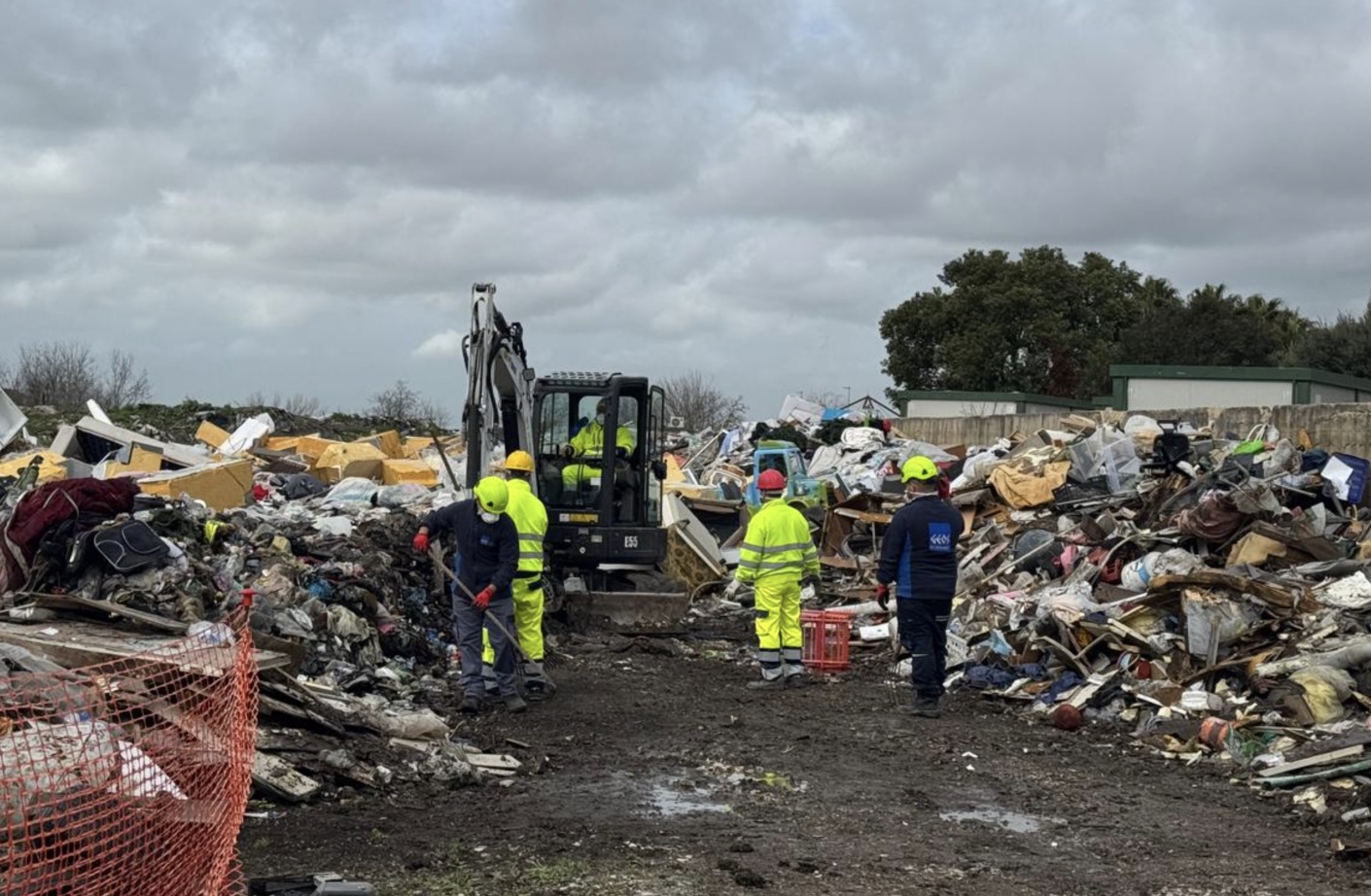 Giugliano, via alla maxi bonifica di Ponte Riccio: rimozione di 10mila tonnellate di rifiuti