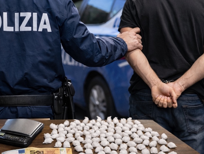 Spaccio di droga a Napoli, fermato con 187 dosi di cocaina: 31enne in manette