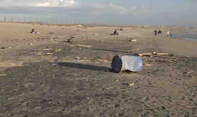 spiaggia rifiuti