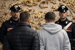 Truffa del finto carabiniere, colpo all’anziana e fuga: presi a Caserta con 100 grammi d’oro