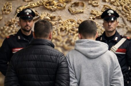 Truffa del finto carabiniere, colpo all’anziana e fuga: presi a Caserta con 100 grammi d’oro