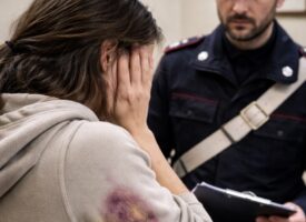 Villaricca, minimizza le botte alla compagna: "Le ho dato solo due schiaffi", arrestato 31enne
