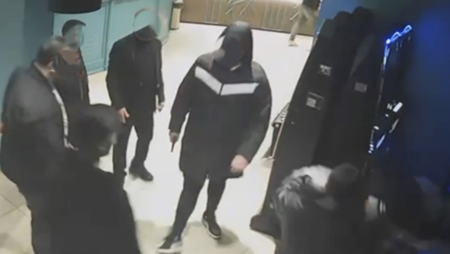 Pestaggio armato in un bar ad Arzano: sequestrata pistola nascosta nel divano