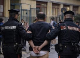 Atti osceni davanti alla scuola a Bagnoli: arrestato 51enne