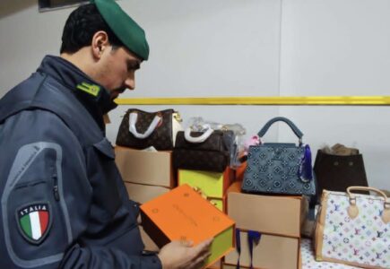 Maxi sequestro di merce contraffatta a San Giorgio a Cremano: scoperto showroom del falso