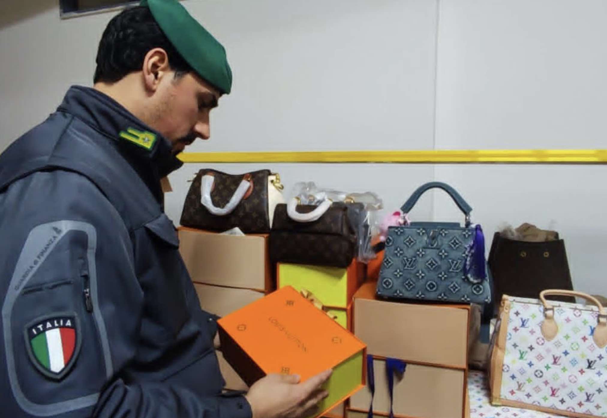 Maxi sequestro di merce contraffatta a San Giorgio a Cremano: scoperto showroom del falso