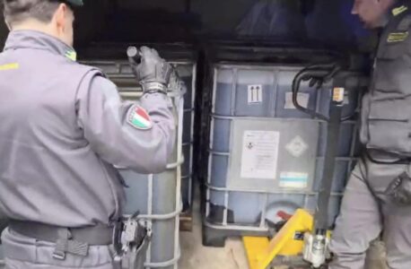 Napoli, sequestrati 5.000 litri di gasolio di contrabbando: tre denunciati