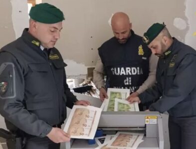 Stamperia clandestina di euro falsi a Torre Annunziata: sequestrati 2,8 milioni, un arresto