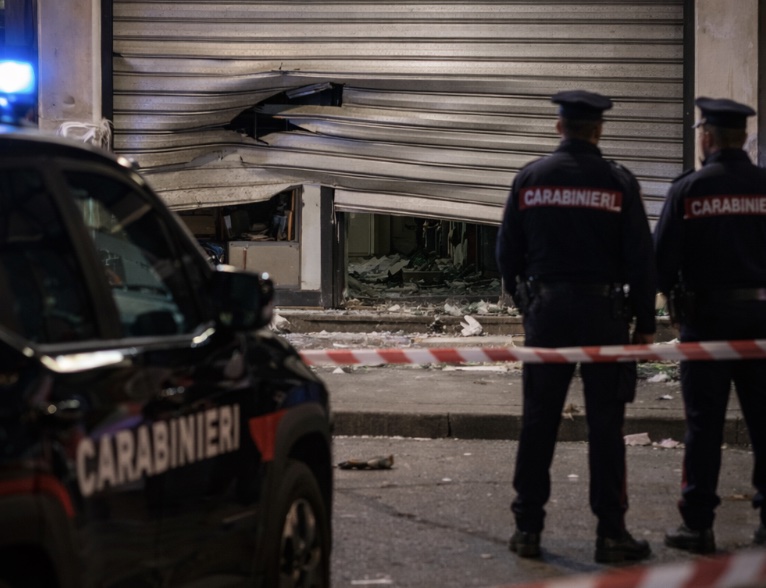 Casapesenna, bomba carta contro un locale appena inaugurato: è la terza esplosione in poche settimane