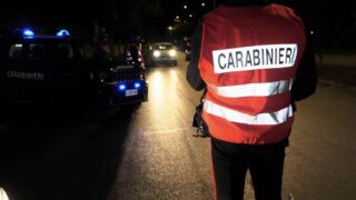 Mondragone, fugge all’alt dei carabinieri: denunciato 18enne: madre tenta di coprirlo con falsa denuncia