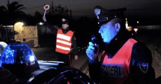 Castel Volturno, fugge dai carabinieri con 48 dosi di cocaina: arrestato dopo inseguimento