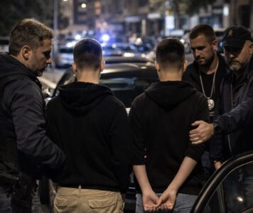 "800 euro per l'auto", cavallo di ritorno fallito: all’incontro trovano i poliziotti. Manette per 20enne e 17enne di Giugliano