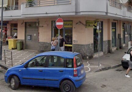 Clan Mazzarella, assegni falsi incassati anche alle Poste di Giugliano: dipendente complice aiuta la banda